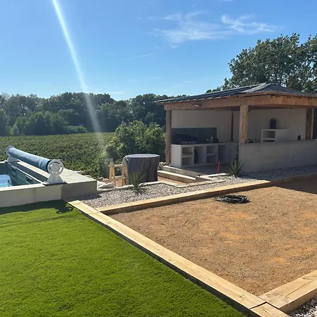 Paisible Au Bord Des Vignes